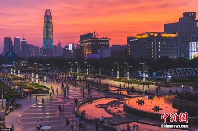 濟南上空現(xiàn)火燒云美景 絢麗景觀令人癡醉